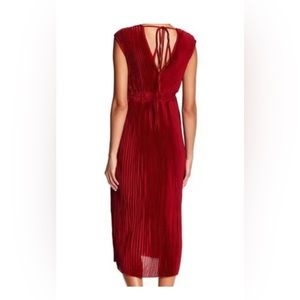 Romeo + Juliet Couture Pleated Vneck Dress Red NWT Size Medium